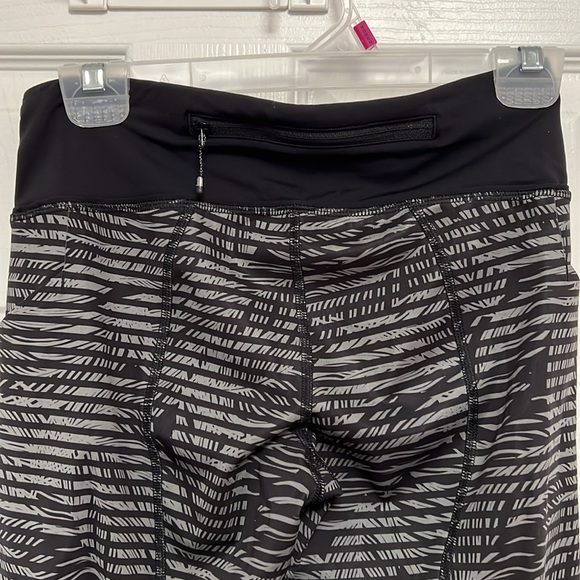 Lululemon black/gray feather stripe crop leggings – size 4 - Picture 5 of 7
